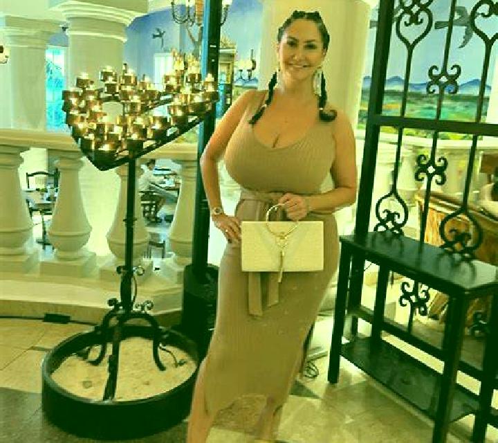 Alba, 33, acompañante castaña de ojos oscuros y etnia caribeña basada en Eisbach. Ofrece BDSM, GFE (Experiencia de novia), 69. Disponible en domicilio y visi...