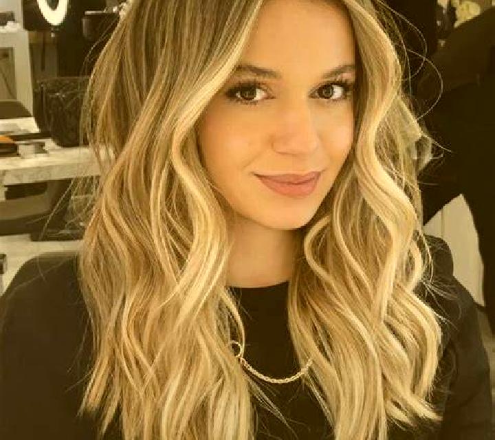 Alejandra, 30, acompañante rubia platino de ojos avellana y etnia europea basada en Mampleu. Ofrece Acompañante de viaje, Fetiche, Griego (anal), Experiencia...