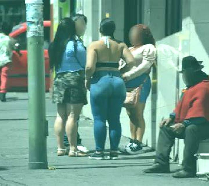 Martina, 34, acompañante morena de ojos grises y etnia caucásica basada en Sanabis. Ofrece Tríos / dúos, Masaje de próstata, Masaje, Acompañante de viaje. Di...