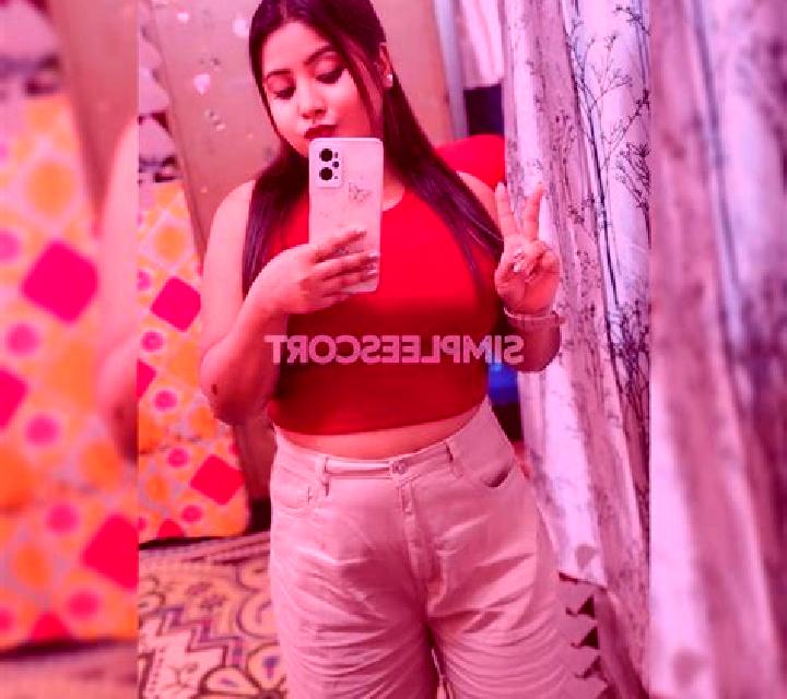 Noa, 21 — Escort en Udgir, India