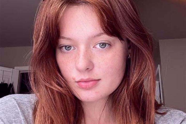 Renata, 20, acompañante castaña de ojos avellana y etnia mezcla basada en Chrissiesmeer. Ofrece Tríos / dúos, Chica de fiesta, Beso francés profundo, Acompañ...
