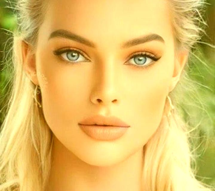 Sofía, 23, acompañante rubia platino de ojos azules y etnia oriente medio basada en Corral Nuevo. Ofrece Francés natural, GFE (Experiencia de novia), BDSM. D...